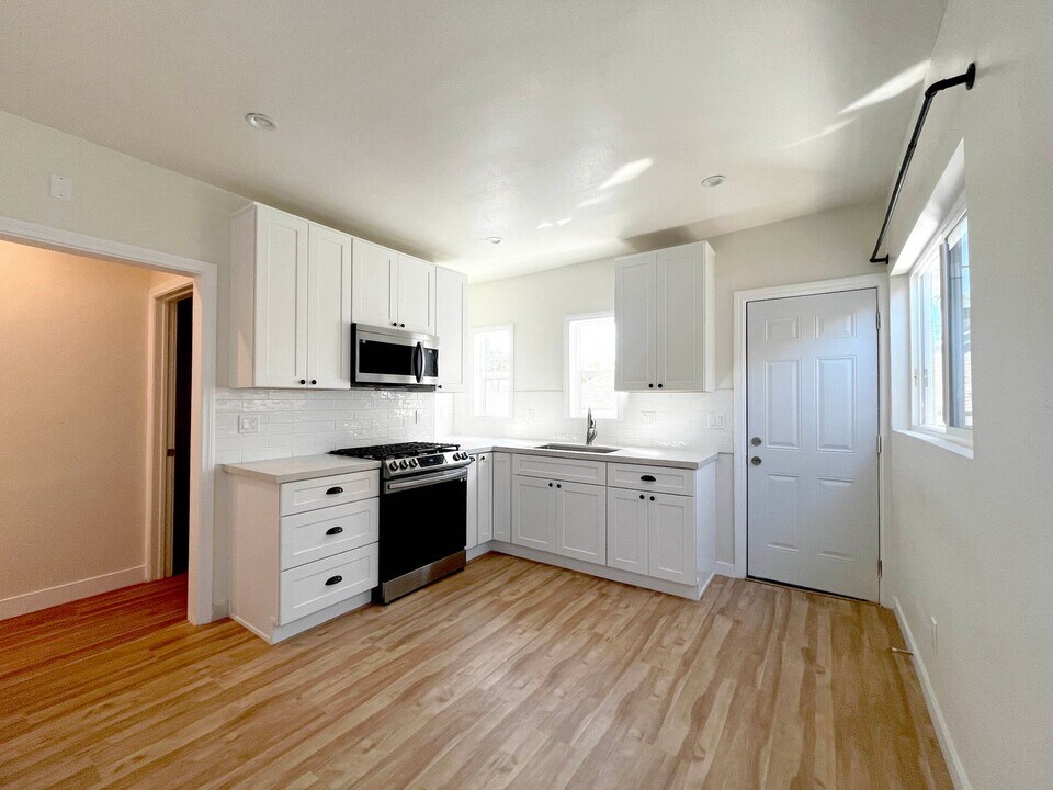 584 Cypress Ave in Los Angeles, CA - Building Photo
