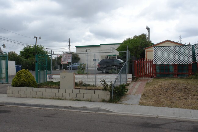 Laurel Garden Apartments in National City, CA - Foto de edificio - Building Photo