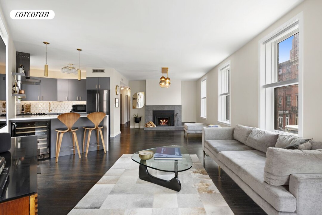 160 W 11th St in New York, NY - Building Photo