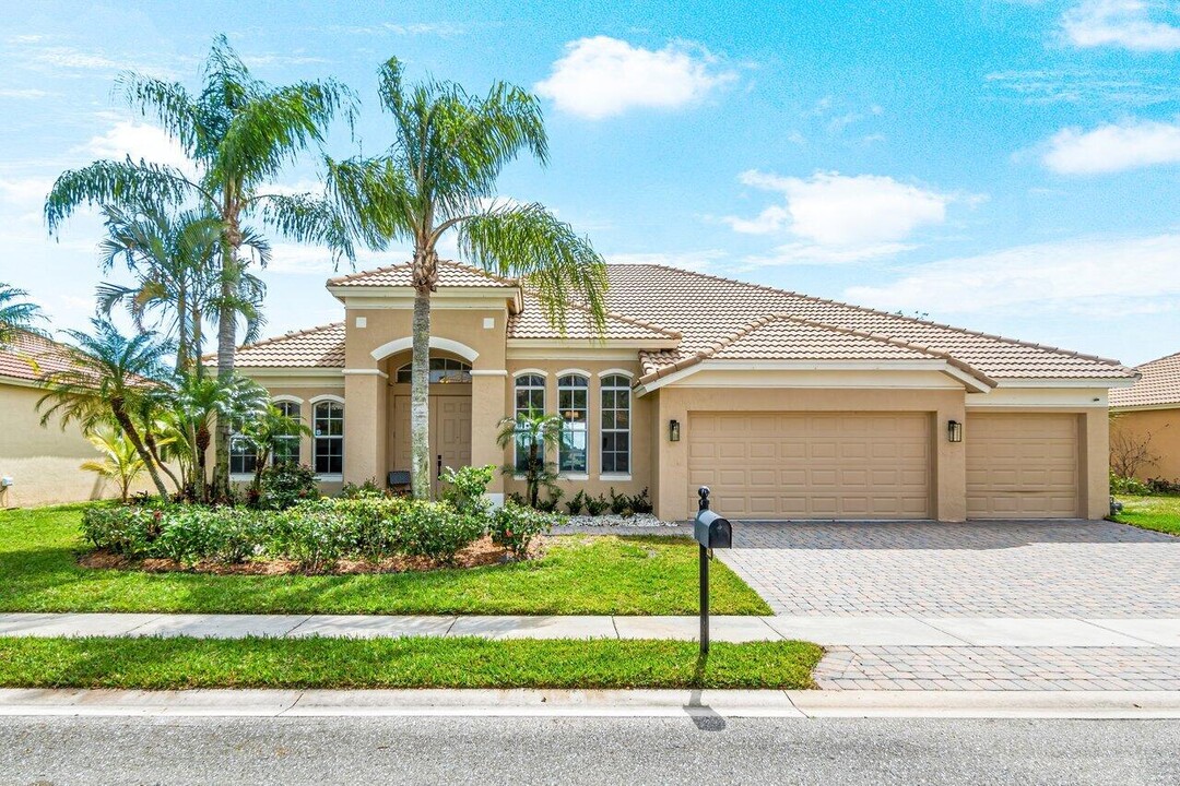 6326 Greenhedge Ct in West Palm Beach, FL - Building Photo