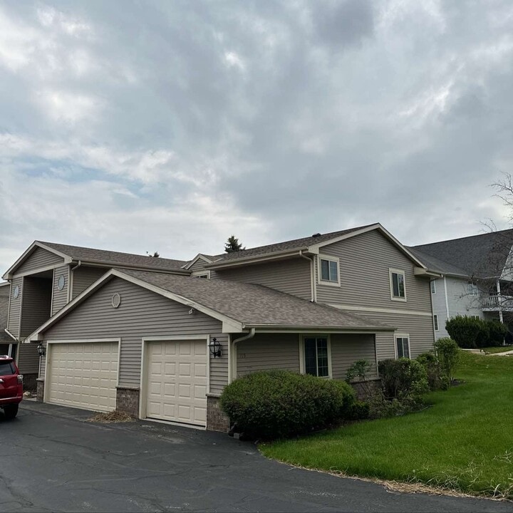 715 Shepherds Dr in West Bend, WI - Building Photo