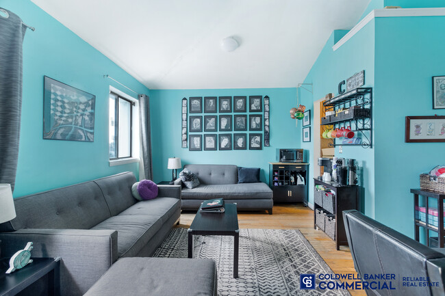 666 Sapphire St in Brooklyn, NY - Building Photo - Interior Photo