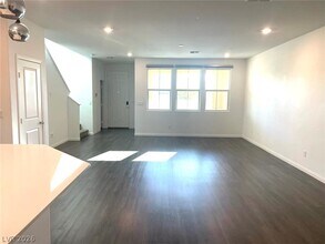 3250 Palindrome Ave in Henderson, NV - Building Photo - Building Photo