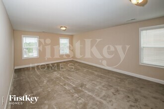 732 Breeders Cup Dr in Whitsett, NC - Foto de edificio - Building Photo