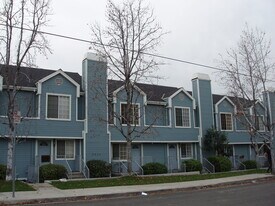 Charming 2 Bedroom 2 Bath townhouse with a in Montrose, CA - Building Photo