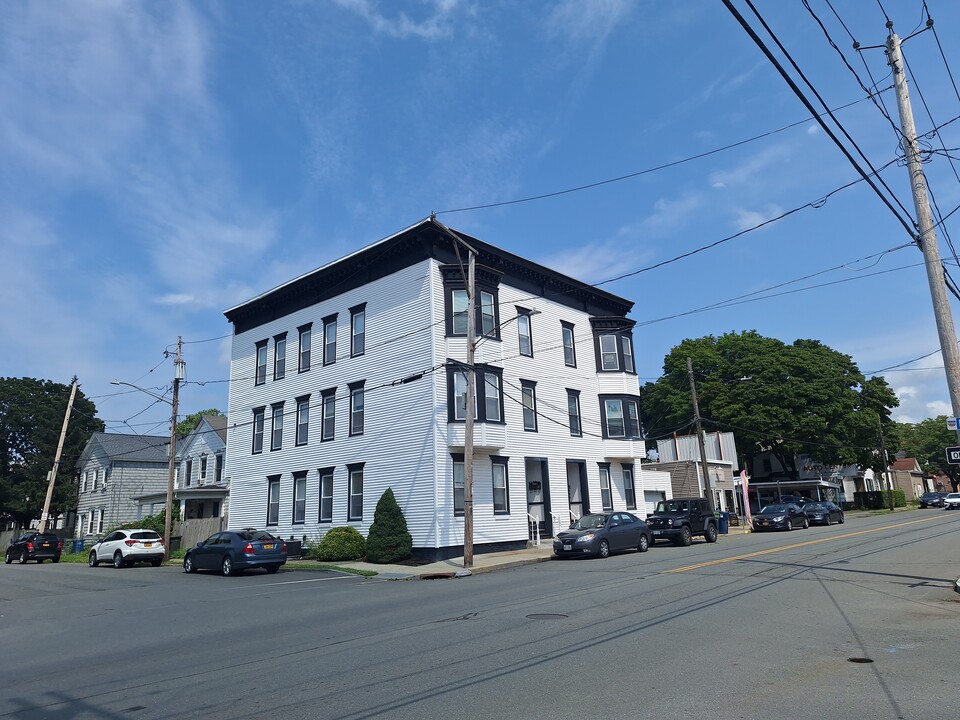 121 Ontario St in Cohoes, NY - Building Photo