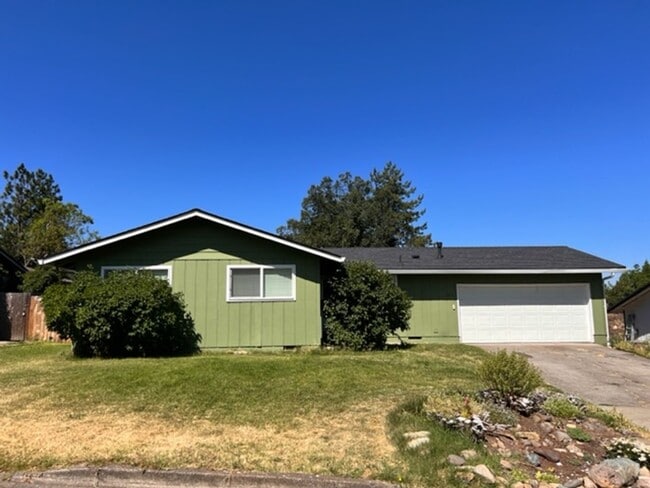 915 Glendower St in Ashland, OR - Building Photo - Building Photo