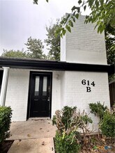 614 Mill St in San Marcos, TX - Foto de edificio - Building Photo