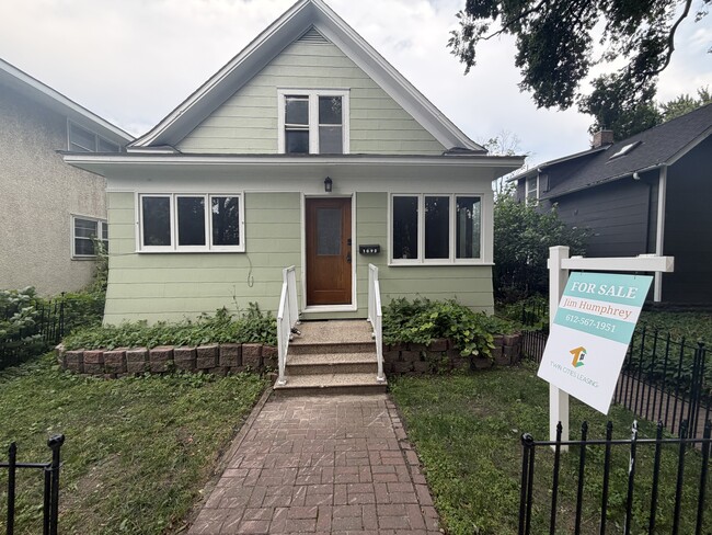 property at 1092 25th Ave SE