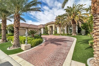 2733 Red Arrow Dr in Las Vegas, NV - Building Photo - Building Photo
