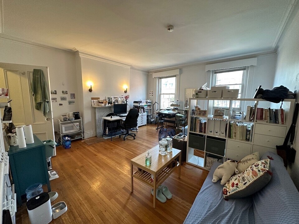 100 Charles St, Unit 8 in Boston, MA - Building Photo