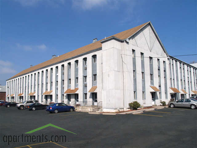 Apartments By The Park in Easton, PA - Foto de edificio - Building Photo