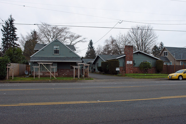 Garden Court Apartments in Portland, OR - Building Photo - Building Photo