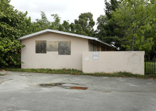 1095 NE 149th St in Miami, FL - Building Photo - Building Photo