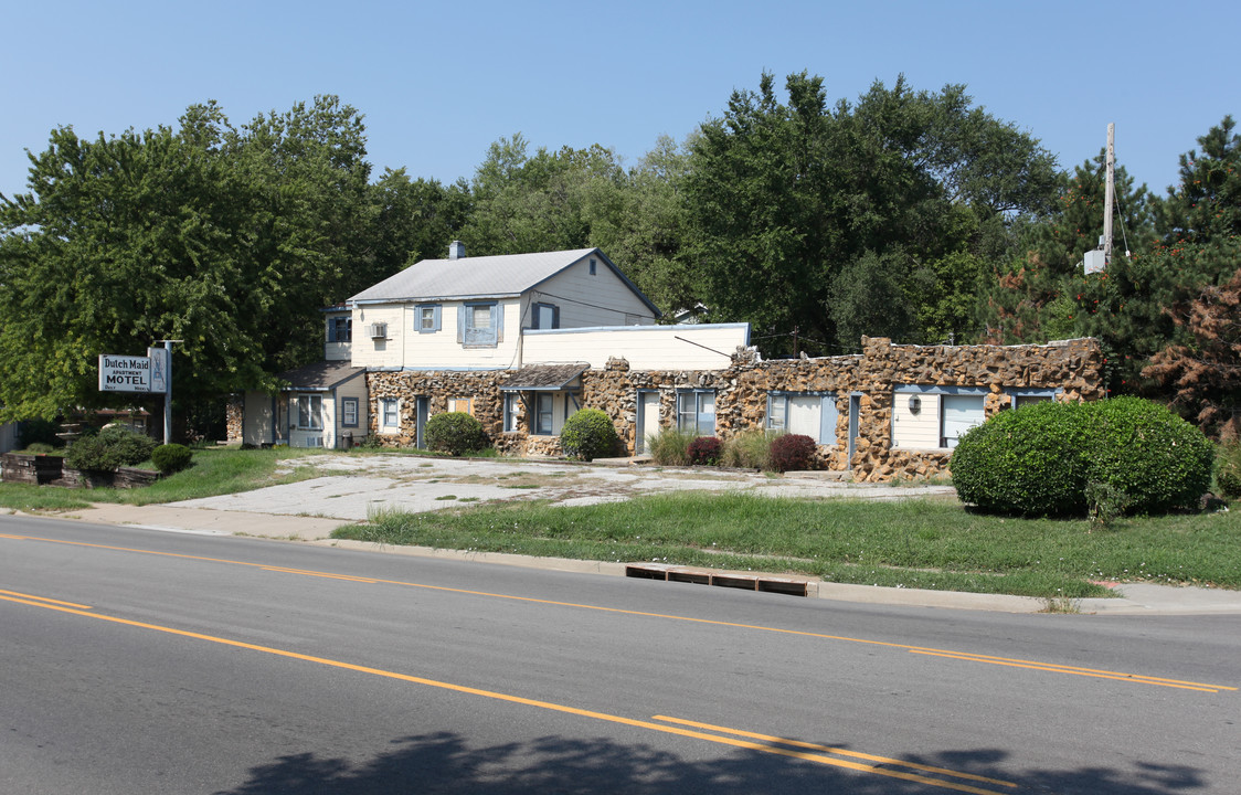 Dutch Maid Apartment - Motel in Merriam, KS - Building Photo