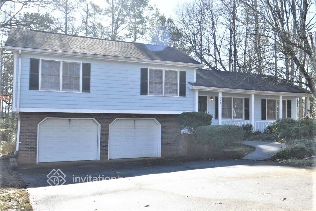 4258 Castlegate Dr in Snellville, GA - Building Photo