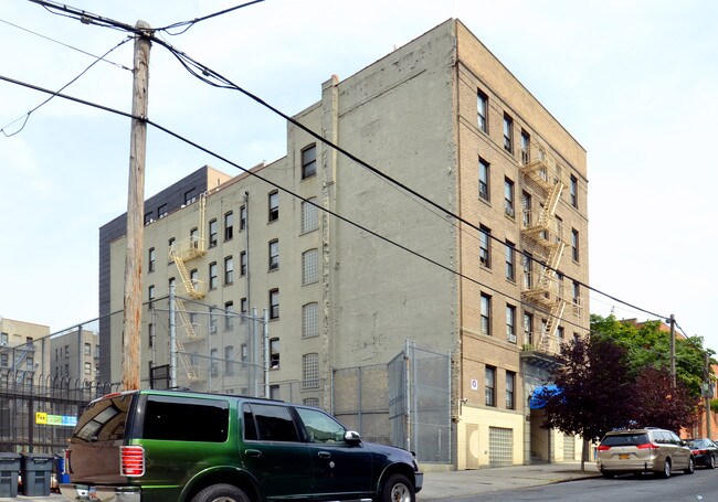 495 E 188th St in Bronx, NY - Foto de edificio - Building Photo