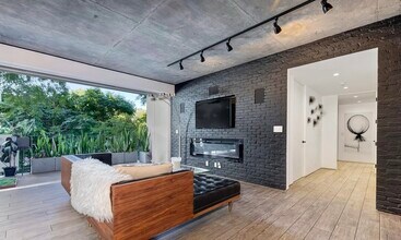818 N Doheny Dr, Unit #203 in West Hollywood, CA - Building Photo - Building Photo