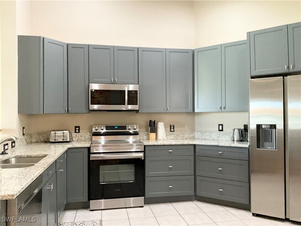 3060 Horizon Ln in Naples, FL - Foto de edificio