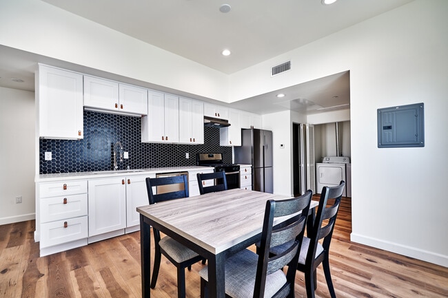 2600 S Catalina St in Los Angeles, CA - Building Photo - Building Photo