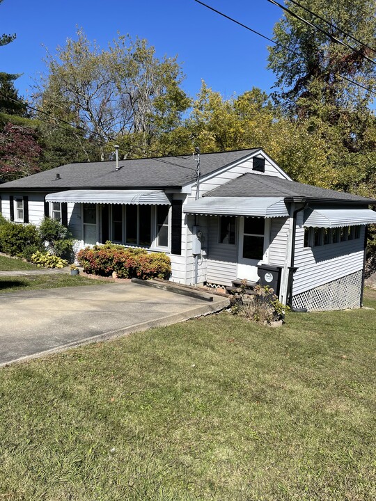 208 Bishop St in Corbin, KY - Building Photo