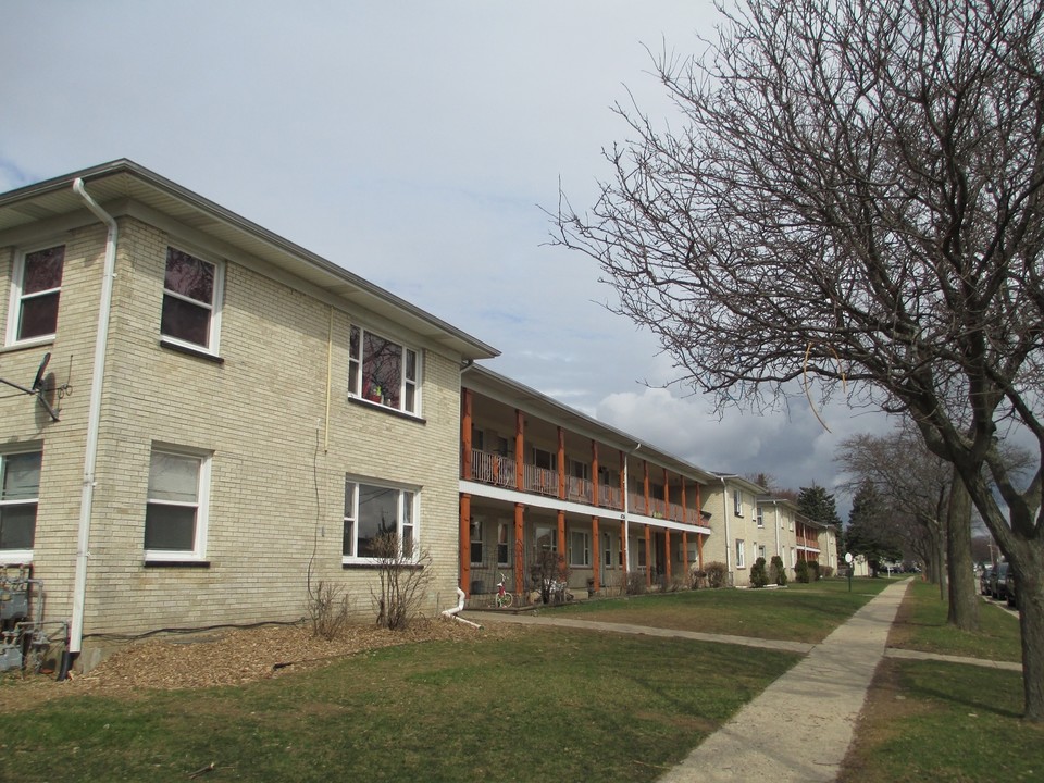 Pinetree Apartments in Hanover Park, IL - Building Photo