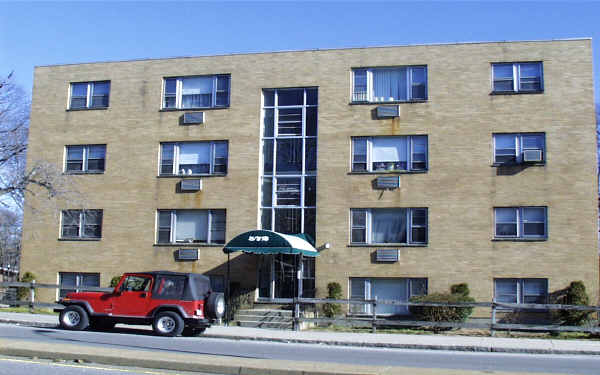 572-580 Cummins Hwy in Mattapan, MA - Building Photo