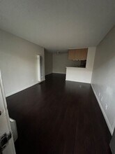 7320 Foothill Blvd in Tujunga, CA - Foto de edificio - Interior Photo