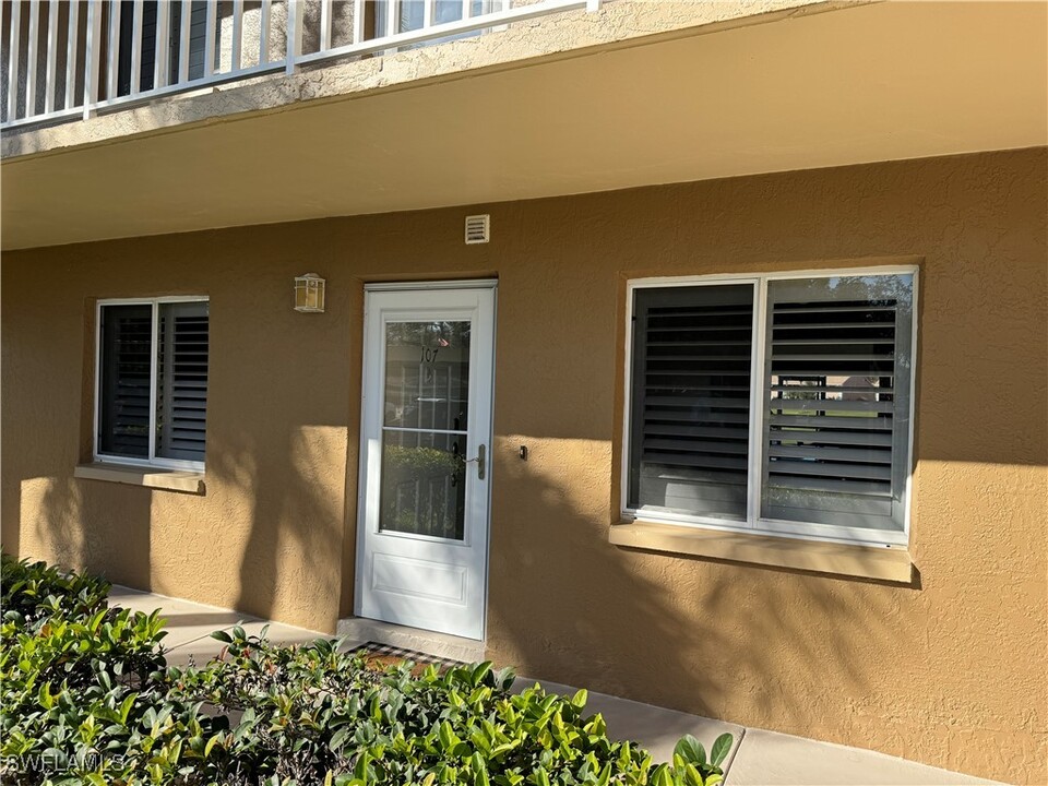 5975 Bloomfield Cir in Naples, FL - Building Photo