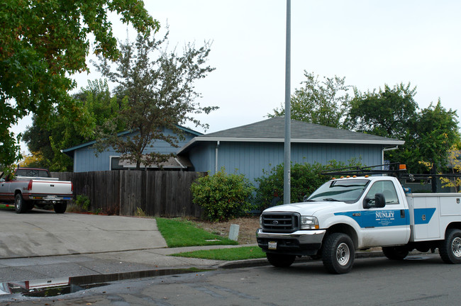 1223 Butte Ct in Santa Rosa, CA - Foto de edificio - Building Photo