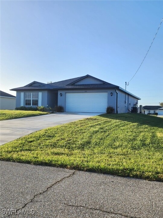 1726 NW 15th St in Cape Coral, FL - Foto de edificio