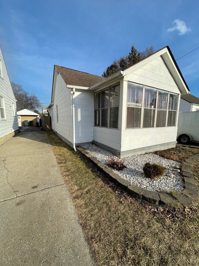 23352 Hoover Ave in Hazel Park, MI - Building Photo - Building Photo