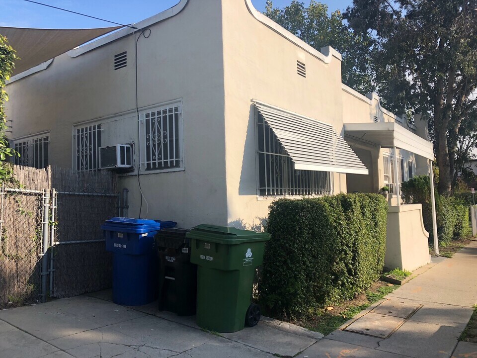 1850 Rodney Dr in Los Angeles, CA - Building Photo