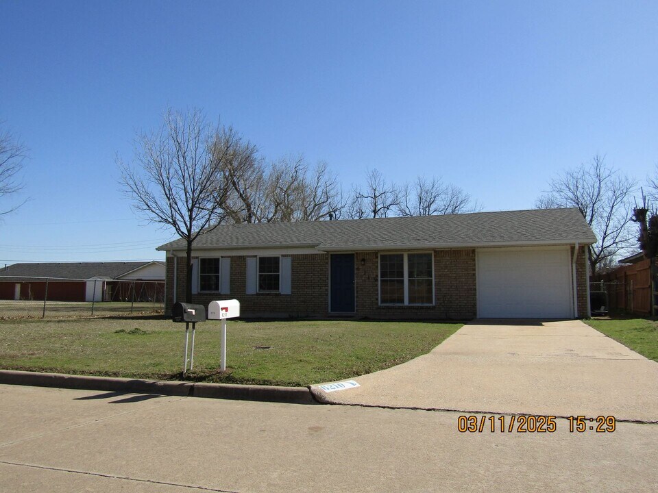 6210 NW Maple Ave in Lawton, OK - Building Photo