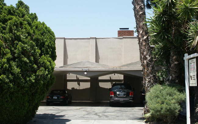 12915 Bloomfield St in Studio City, CA - Foto de edificio - Building Photo