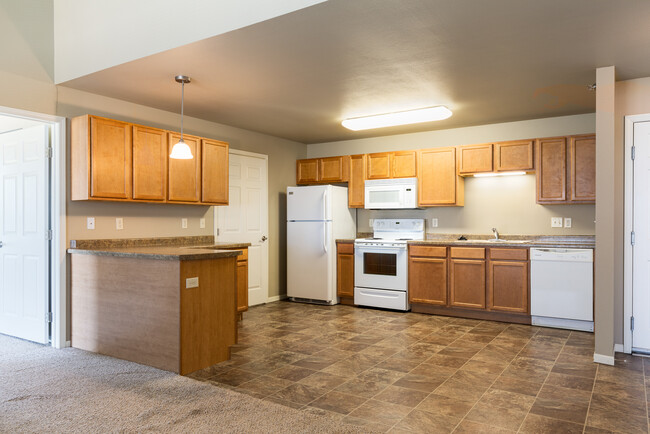 Raven Ridge Apartments in Dickinson, ND - Building Photo - Interior Photo