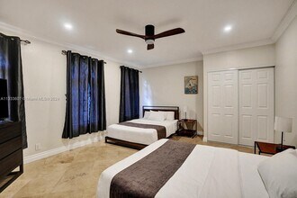 1049 N Southlake Dr in Hollywood, FL - Building Photo - Building Photo