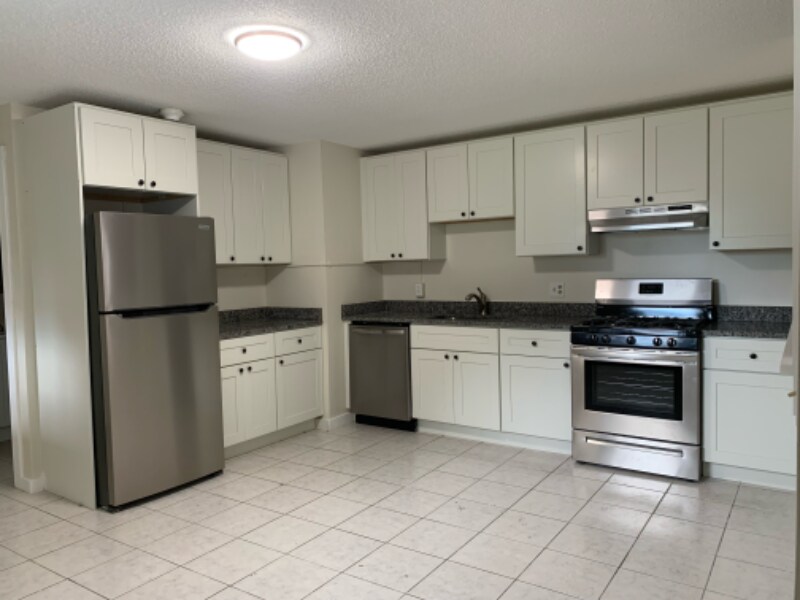 177 West St in Hatfield, MA - Building Photo