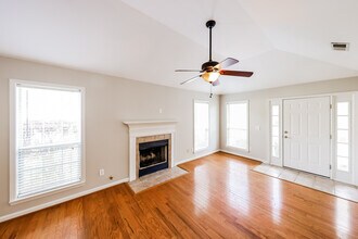 376 Walker Way in Pelham, AL - Foto de edificio - Building Photo