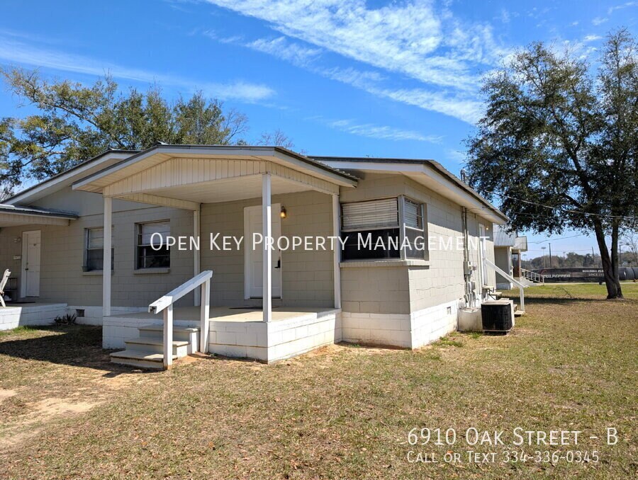 6910 Oak St in Grand Ridge, FL - Building Photo