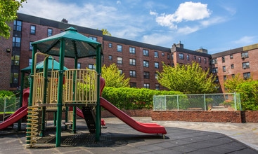 Drake House in New Rochelle, NY - Foto de edificio - Building Photo