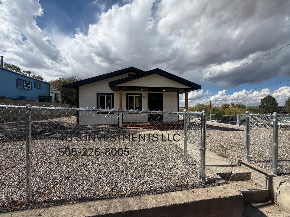 235 Arriba Ave in Aztec, NM - Building Photo