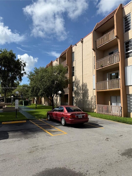 4715 NW 7th St in Miami, FL - Building Photo