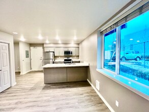 2330 Yakima Ct, Unit D101 in Tacoma, WA - Foto de edificio - Building Photo