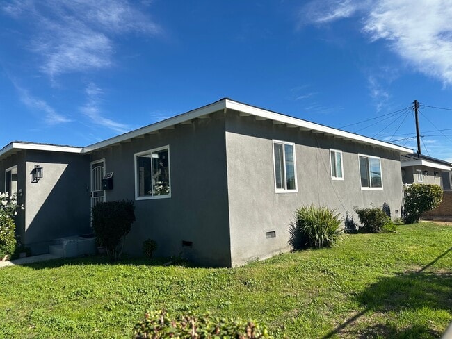 11828 State St in Lynwood, CA - Foto de edificio - Building Photo