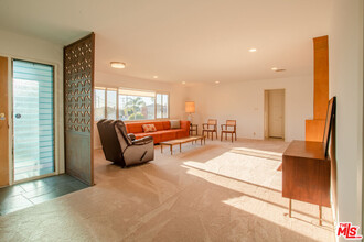 8136 Loyola Blvd in Los Angeles, CA - Foto de edificio - Building Photo