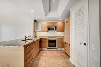 222 Karen Ave in Las Vegas, NV - Foto de edificio - Building Photo