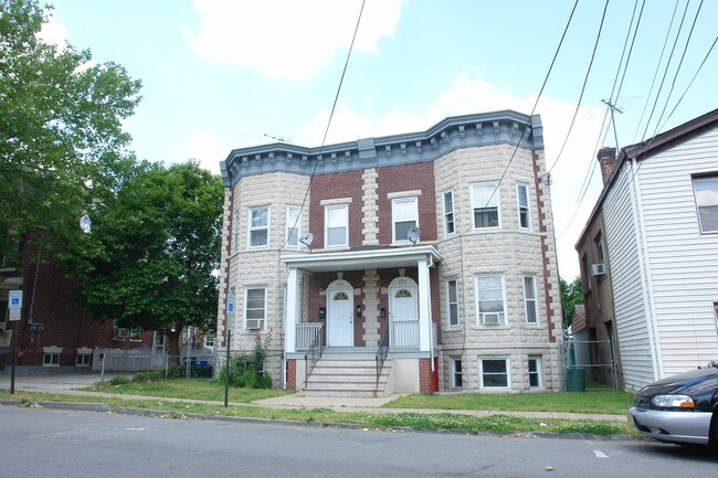 292-294 Lawrie St in Perth Amboy, NJ - Foto de edificio - Building Photo