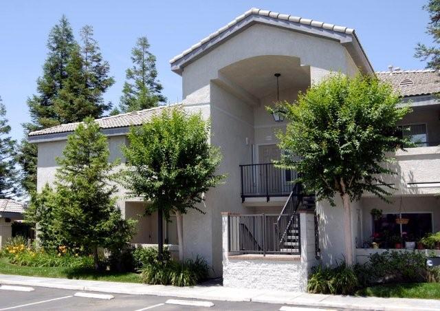 Villa Mondavi in Bakersfield, CA - Foto de edificio