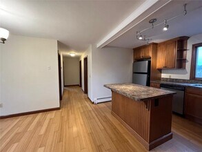 3 Buttonwood St in Bristol, RI - Building Photo - Building Photo